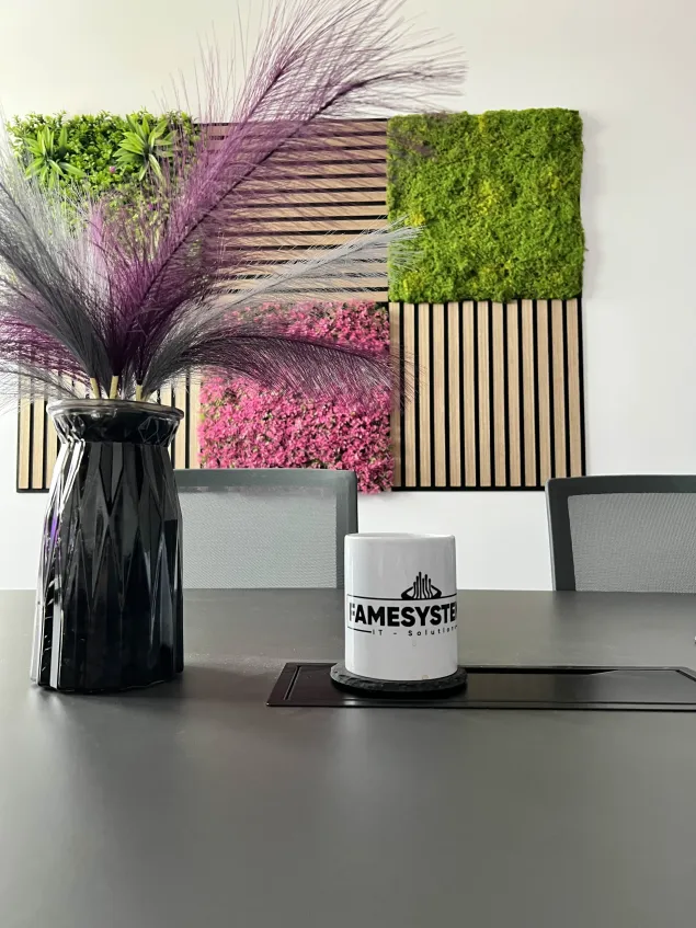 Eine Tasse steht auf dem Tisch